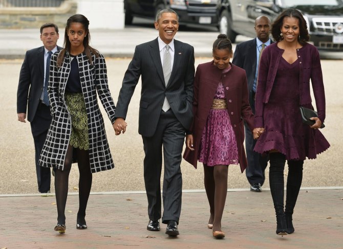 „Reuters“/„Scanpix“ nuotr./Barackas Obama ir Michelle Obama su dukromis Malia (kairėje) ir Sasha