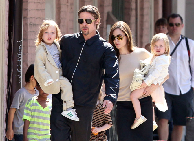 Vida Press nuotr./Bradas Pittas ir Angelina Jolie su dvyniais Knoxu ir Vivienne (2011 m.)