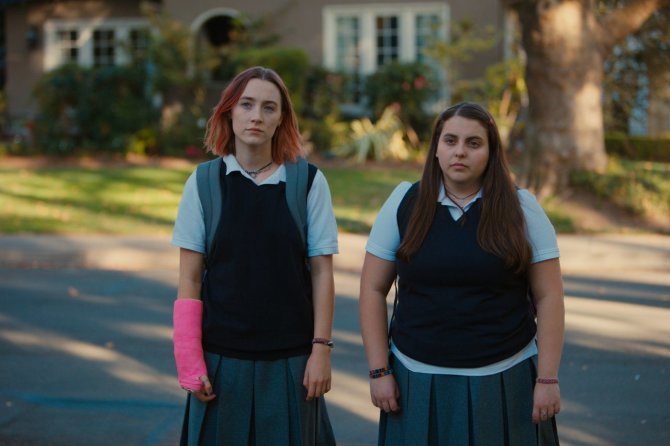 Kadras iš filmo/Saoirse Ronan (kairėje) filme „Lady Bird“