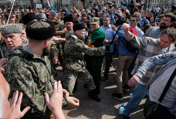 AFP/„Scanpix“ nuotr./Kazokai puola protestuotojus