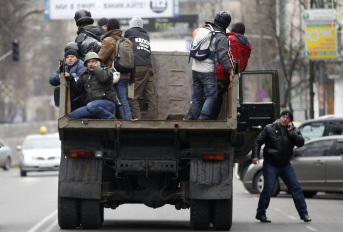 „Reuters“/„Scanpix“ nuotr./Protestuotojai prie parlamento pastato