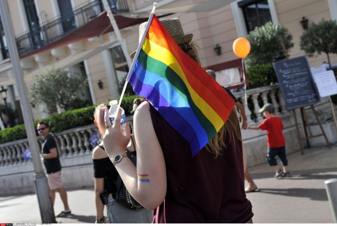 „Scanpix“/„SIPA“ nuotr./Mergina su LGBT vėliava