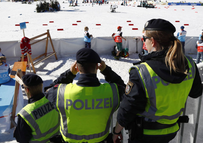 „Scanpix“/AP nuotr./Austrijos ir Vokietijos policijos pajėgos ėmėsi dopingo tyrimo operacijų pasaulio slidinėjimo čempionato metu. 