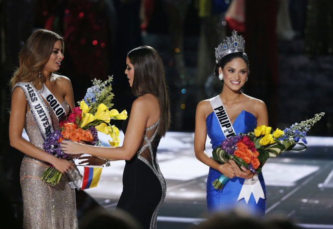 „Scanpix“/AP nuotr./Per klaidą karūnuota „Mis Kolumbija“ Ariadna Gutierrez (kairėje) ir tikroji „Mis Visata“ Pia Alonzo Wurtzbach