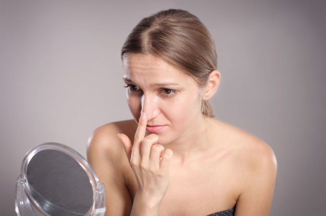 123RF.com nuotr./Moteris svarsto apie plastinę nosies operaciją