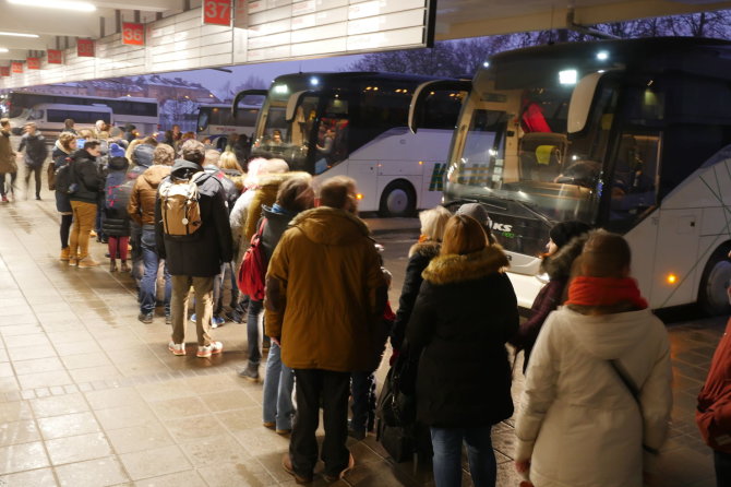 Kauno sav. nuotr./Vilniečiai plūsta į Vilniaus autobusų stotį nemokamų bilietų į Kauną