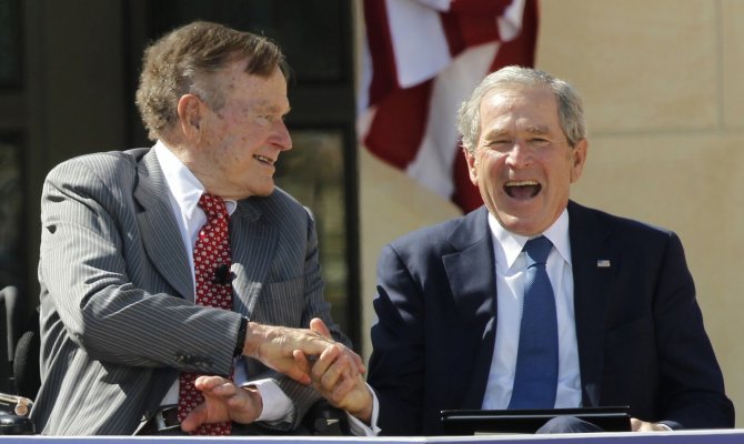 „Reuters“/„Scanpix“ nuotr./Tėvas ir sūnus, buvę JAV prezidentai George H.W. Bushas ir George W. Bushas