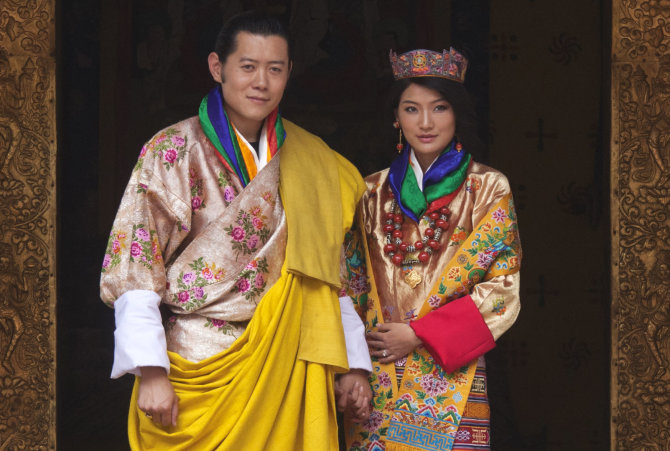 „Reuters“/„Scanpix“ nuotr./Butano karalius Jigme Khesaras Namgyelas Wangchuckas ir jo nuotaka Jetsun Pema (2011 m.)