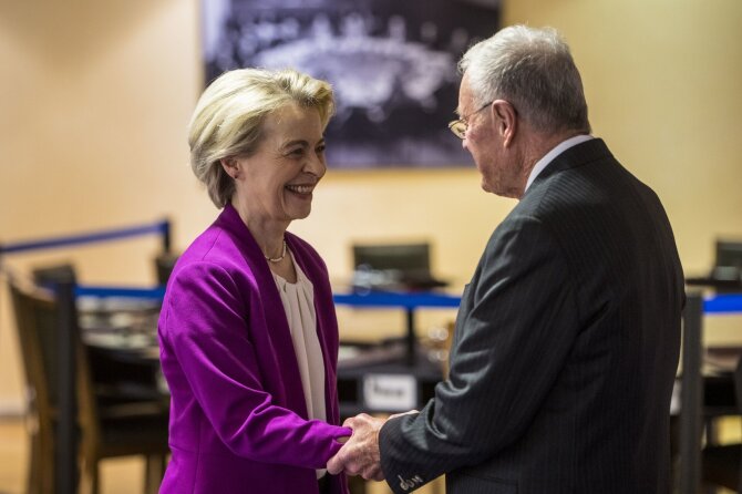 Ursula von der Leyen ir Keithas Kelloggas / Wiktor Dabkowski / ZUMAPRESS.com