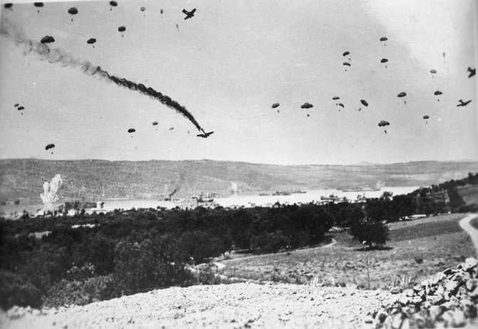 Wikipedia.org nuotr./Vokiečių parašiutininkai leidžiasi Kretoje (1941 m. gegužė)