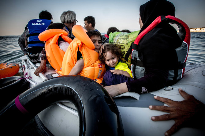 Vidmanto Balkūno / 15min nuotr./Migrantų šeima ruošiasi plaukti per Egėjo jūrą