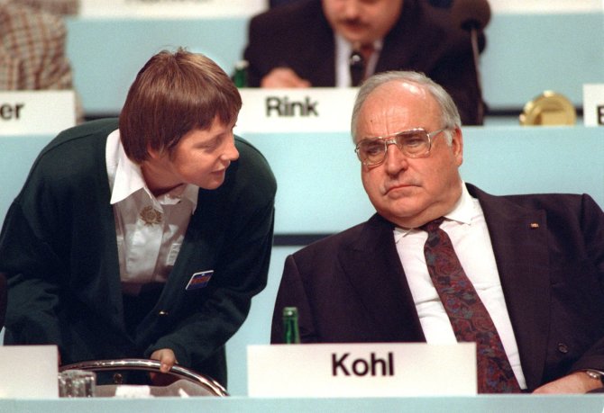 „Scanpix“/„Picture-Alliance“ nuotr./Vokietijos moterų reikalų ministrė Angela Merkel ir kancleris Helmutas Kohlis (1991 m. gruodžio 16 d.)