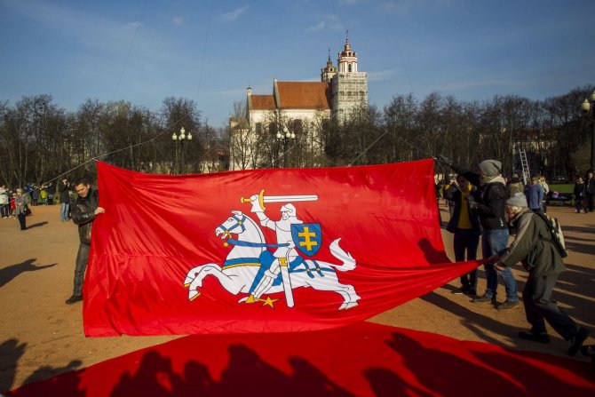 Irmanto Gelūno / 15min nuotr./Lukiškių aikštėje – rekordinio dydžio Vyčio vėliava.