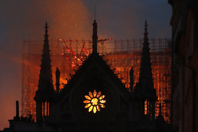 „Scanpix“/AP nuotr./Deganti Paryžiaus Dievo Motinos katedra