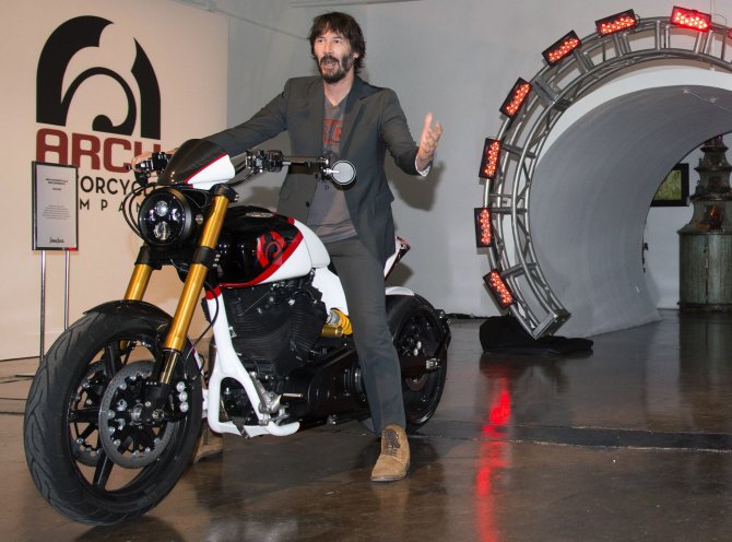 „Scanpix“/AP nuotr./Keanu Reevesas su savo kurtu motociklu KRGT-1