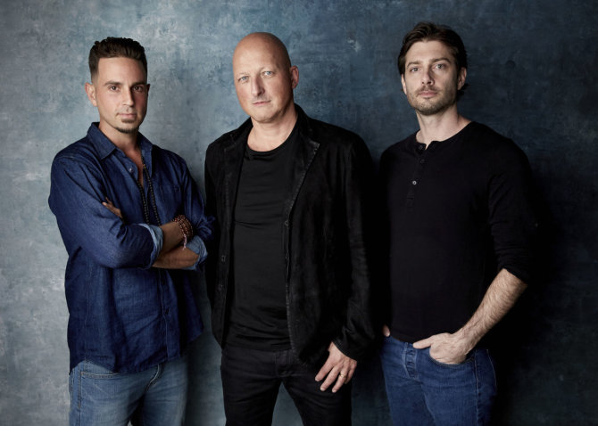 „Scanpix“/AP nuotr./Michaelo Jacksono vaikystėje tvirkinti Wade'as Robsonas ir Jamesas Safechuckas su filmo „Leaving Neverland“ režisieriumi Danu Reedu (centre) 