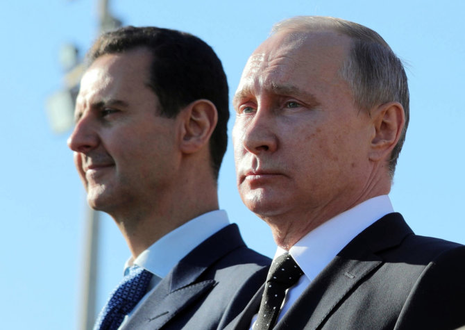 „Scanpix“/AP nuotr./Basharas al Assadas ir Vladimiras Putinas Rusijos karinių oro pajėgų bazėje Sirijoje