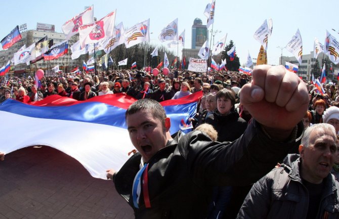 AFP/„Scanpix“ nuotr./Prorusiški protestuotojai Donecke