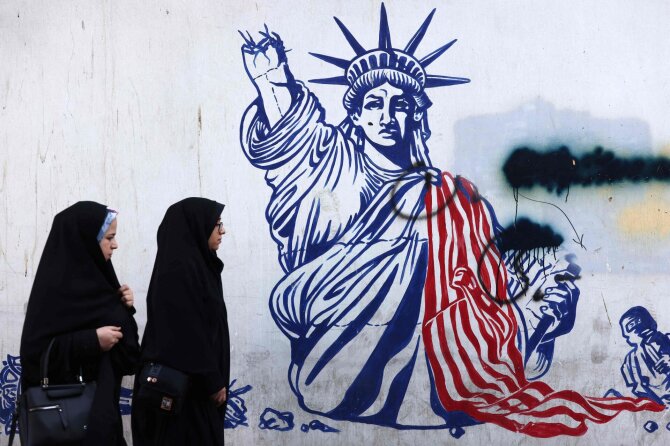 Iranietės eina per JAV ambasadą Teherane / ATTA KENARE / AFP