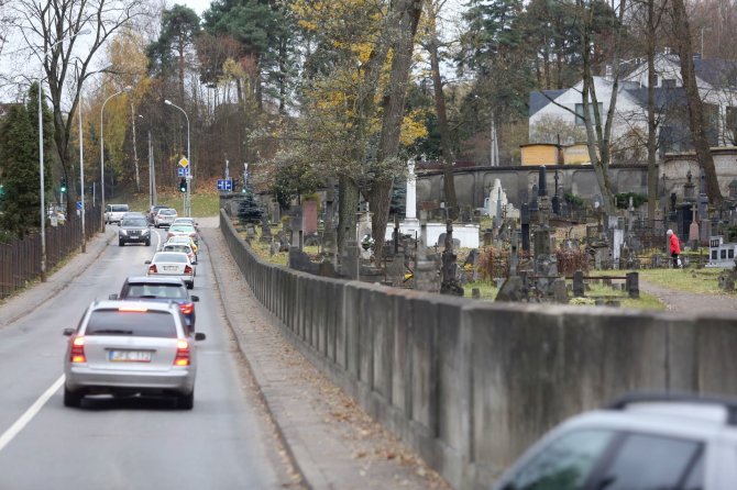 Juliaus Kalinsko / 15min nuotr./Rasų kapinės Vėlinių išvakarėse