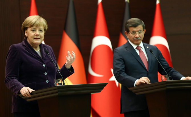 AFP/„Scanpix“ nuotr./Angela Merkel ir Ahmetas Davutoglu