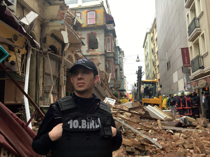 „Scanpix“/AP nuotr./Stambule sugriuvo pastatas