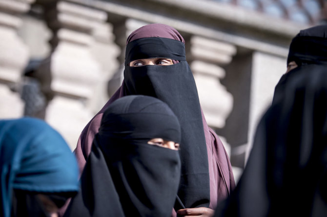 „Scanpix“/AP nuotr./Burkas dėvinčios moterys Danijoje