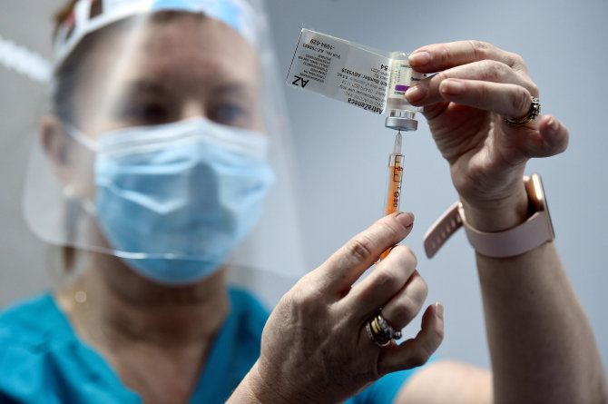 „Reuters“/„Scanpix“ nuotr./Skiepijimas „AstraZeneca“ vakcina Airijoje