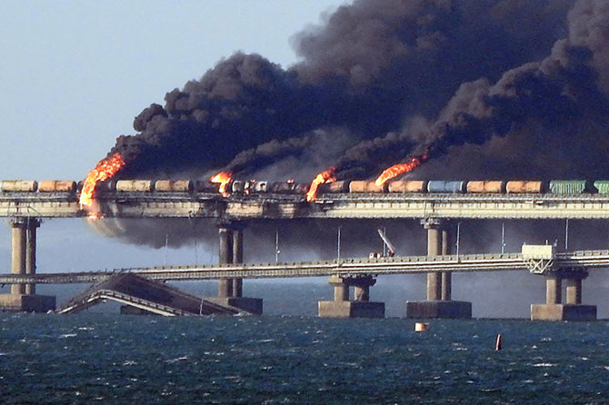 „AFP“/„Scanpix“/Krymo tiltas per sprogimą 2022 m. spalio mėn.