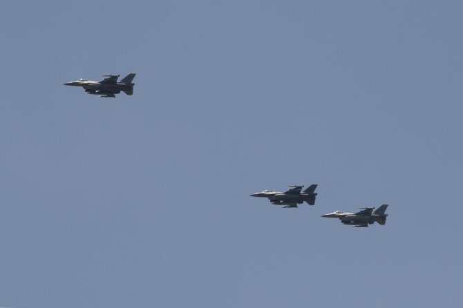 F-16 naikintuvai / TED ALJIBE / AFP