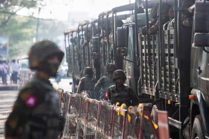 „Reuters“/„Scanpix“ nuotr./Kariai Jangono gatvėse