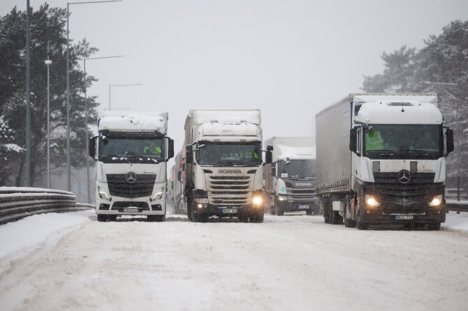 Gretos Skaraitienės / BNS nuotr./Autostradoje link Vilniaus sunkiasvorio transporto grūstis