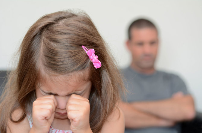 123RF.com nuotr./Vaikai tėvų skyrybas išgyvena ypač jautriai.