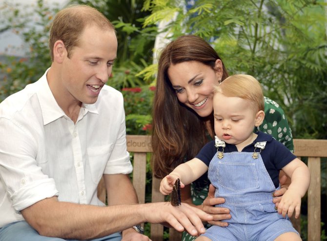„Reuters“/„Scanpix“ nuotr./Princas Williamas ir Kembridžo hercogienė Catherine su sūnumu George'u
