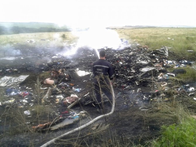 „Reuters“/„Scanpix“ nuotr./ Ukrainoje sudužęs Malaizijos laineris „Boeing 777“ su 295 žmonėmis numuštas iš Rusijos teritorijos