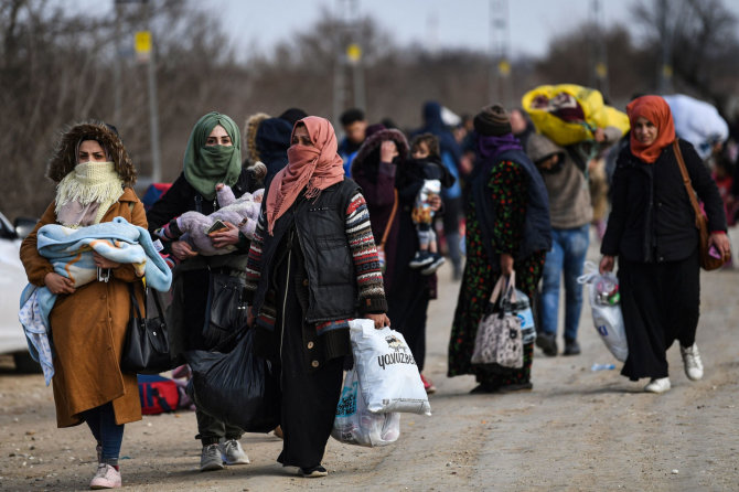 AFP/„Scanpix“ nuotr./Migrantai Turkijoje prie sienos su Graikija