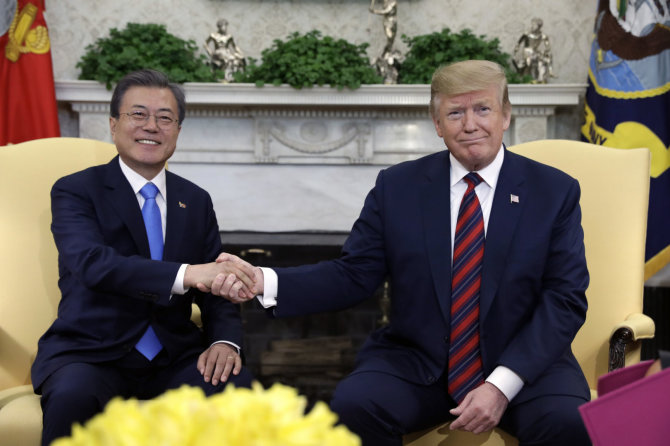 „Scanpix“/AP nuotr./Moon Jae-inas ir Donaldas Trumpas