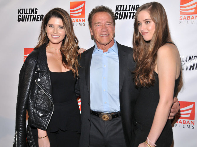 Vida Press nuotr./Arnoldas Schwarzeneggeris su dukromis Katherine (kairėje) ir Christina