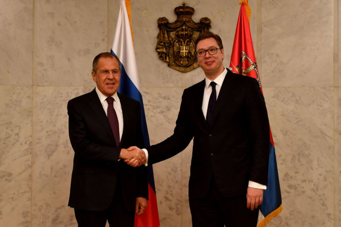 AFP/„Scanpix“ nuotr./Rusijos užsienio reikalų ministras Sergejus Lavrovas ir Serbijos premjeras Aleksandras Vučičius