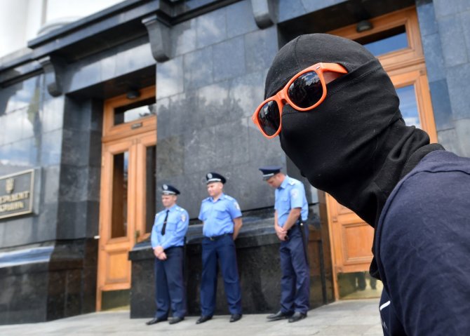 AFP/„Scanpix“ nuotr./Ukrainos radikalai reikalauja nutraukti paliaubas su separatistais