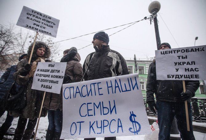„Scanpix“/ITAR-TASS nuotr./Paskolas JAV doleriais turinčių žmonių protestas prie Rusijos centrinio banko Maskvoje