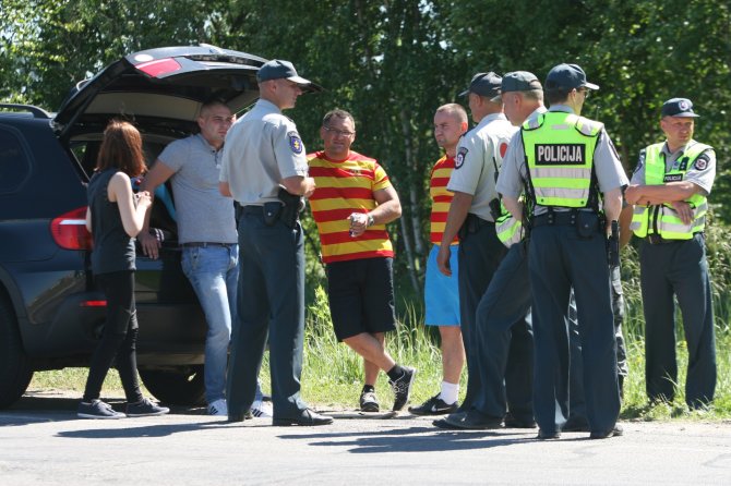 Alvydo Januševičiaus nuotr./Šiauliuose policija krečia futbolo sirgalius iš Lenkijos