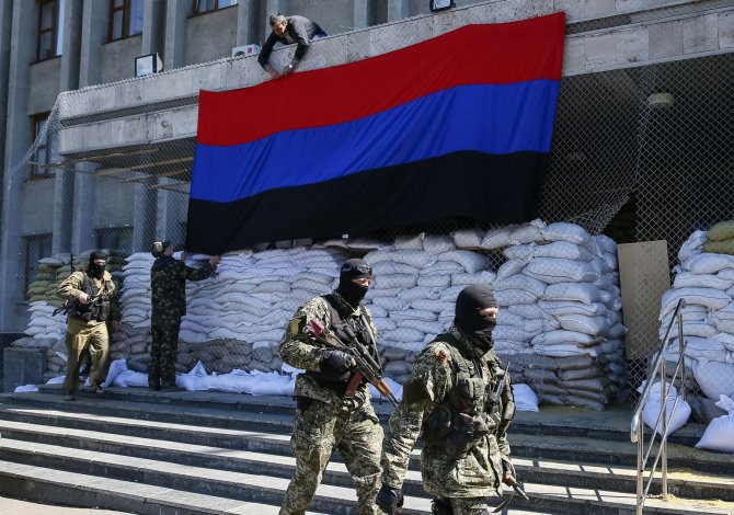„Reuters“/„Scanpix“ nuotr./Rusų kariai ir separatistai Slovjanske