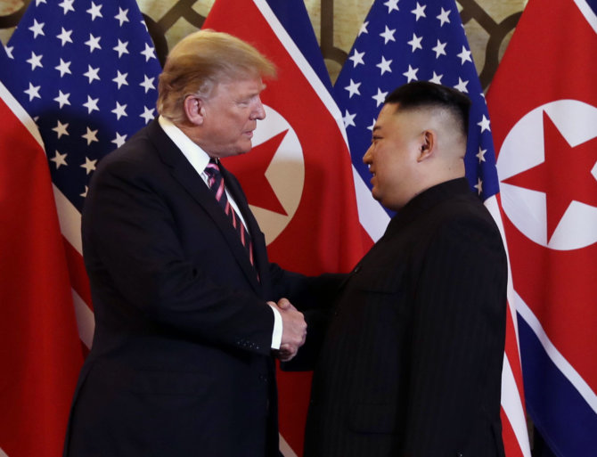 AFP/„Scanpix“ nuotr./Hanojuje susitiko Donaldas Trumpas ir Kim Jong Unas