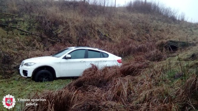 Vilniaus apskrities policijos nuotr./Sprukusio vairuotojo BMW X6 griovyje