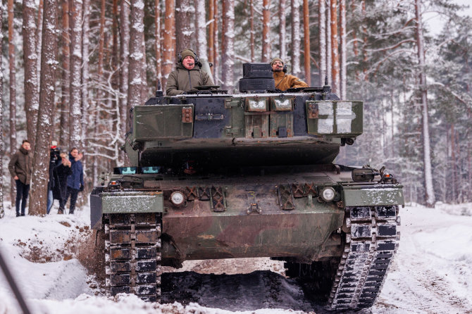 Eriko Ovčarenko / BNS nuotr./Tankų Leopard testavimas Gaižiūnų poligone