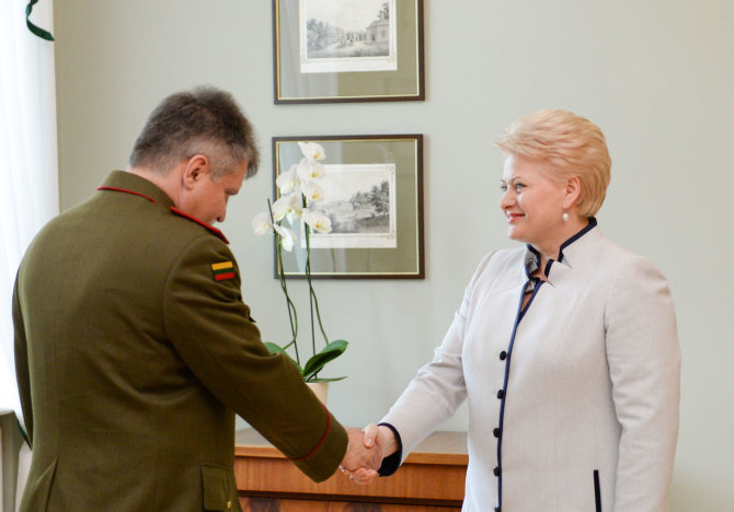 R.Dačkaus nuotr./Dalia Grybauskaitė susitiko su kandidatu į Lietuvos kariuomenės vadus Generolu majoru Jonu Vytautu Žuku.