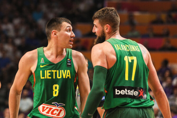 Eriko Ovčarenko / BNS nuotr./Jonas Mačiulis ir Jonas Valančiūnas