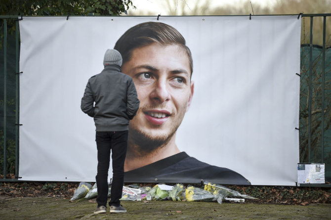 Žmonės Prancūzijos mieste Nante meldžiasi už futbolininką Emiliano Salą.