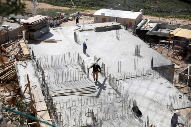 „Reuters“/„Scanpix“ nuotr./Statoma Izraelio nausėdija okupuotame Vakarų Krante